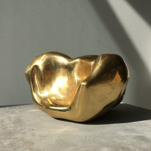 GOLDEN DARLING 2 - skulptur i poleret messing H 13x B 22 cm